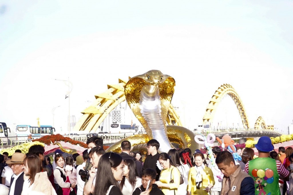 Điểm nhấn của không gian đường hoa Tết ở bờ Tây cầu Rồng là tượng linh vật rắn cao gần 5m, dài 20m
