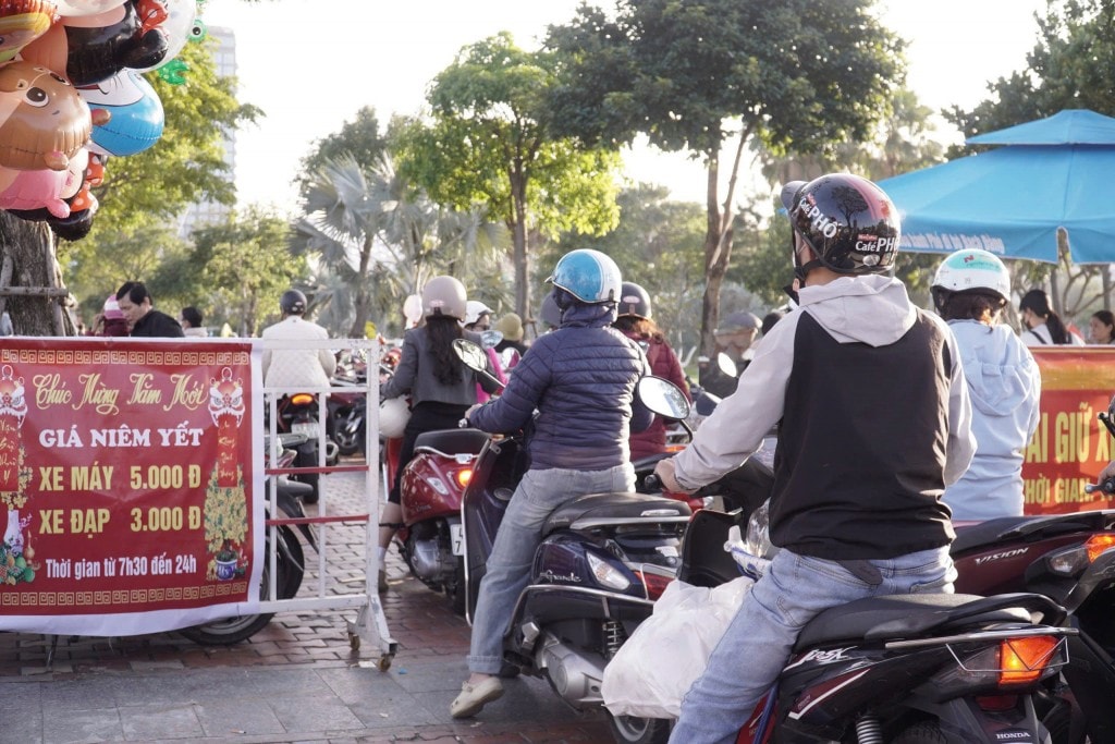 Người dân đổ về đường hoa quá đông, có thời điểm các điểm trông giữ xe trở nên quá tải 