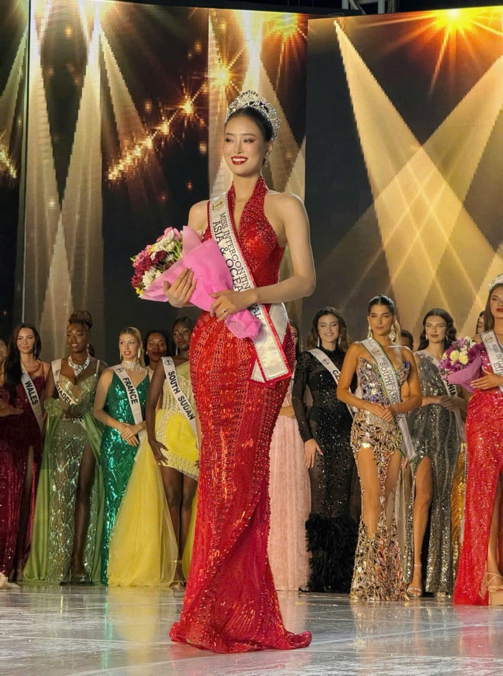 Á hậu Bùi Khánh Linh