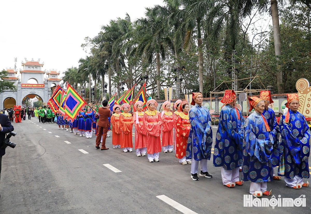 W_tung-bung-ngay-khai-hoi-den-hai-ba-trung-2.jpg