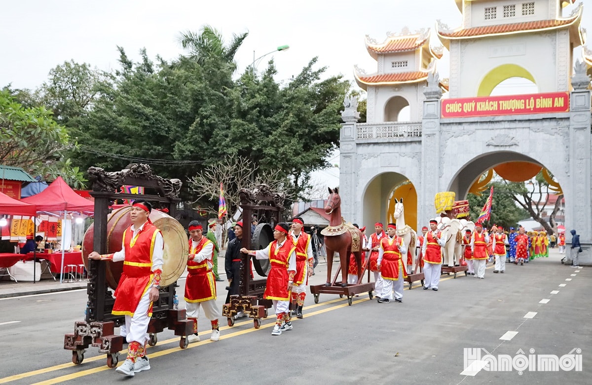 W_tung-bung-ngay-khai-hoi-den-hai-ba-trung-4.jpg