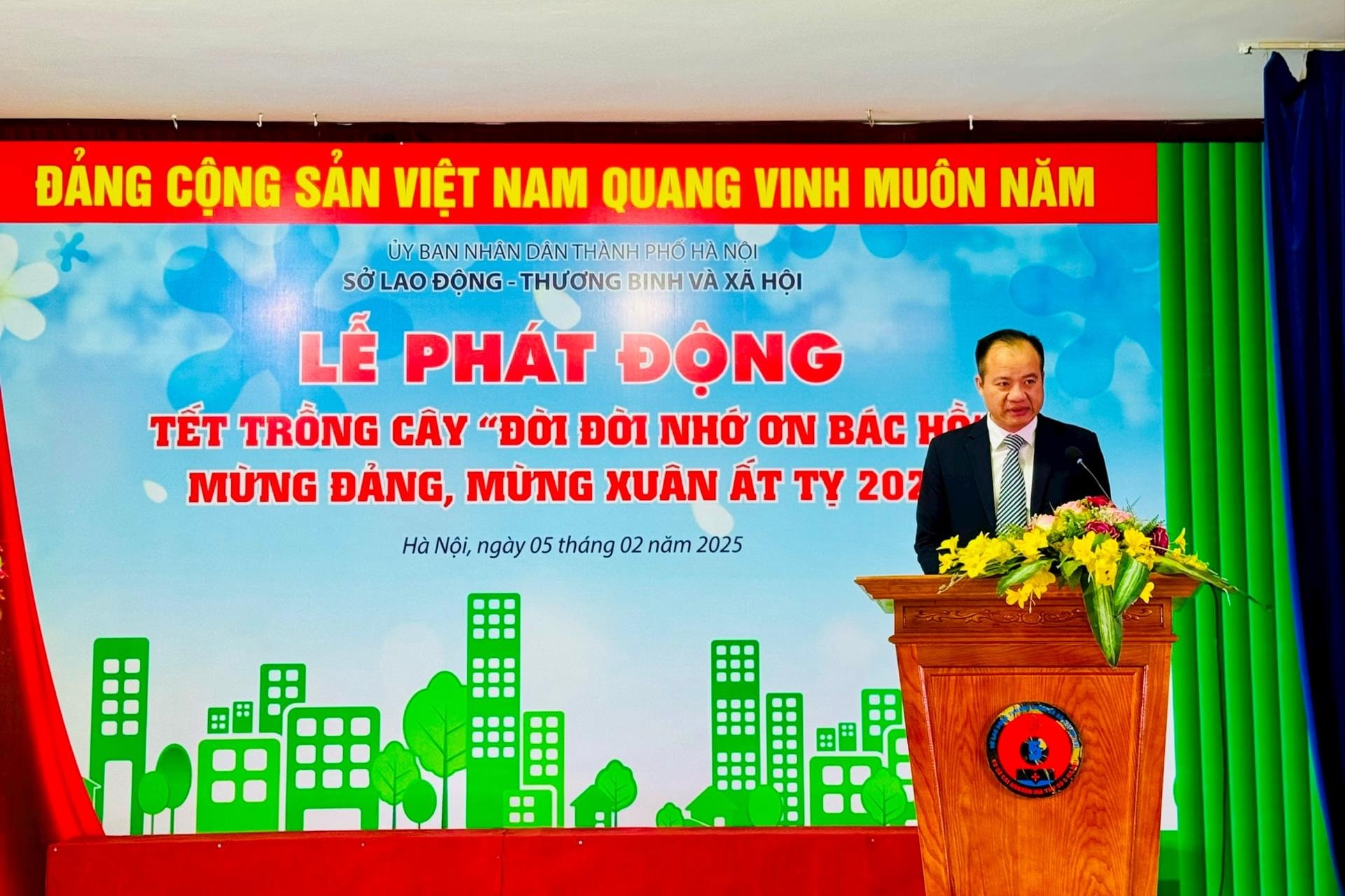 Giám đốc Cơ sở cai nghiện ma túy số 5 Nguyễn Trọng Dũng hưởng ứng phát động Tết trồng cây. Ảnh: Mai Hoa