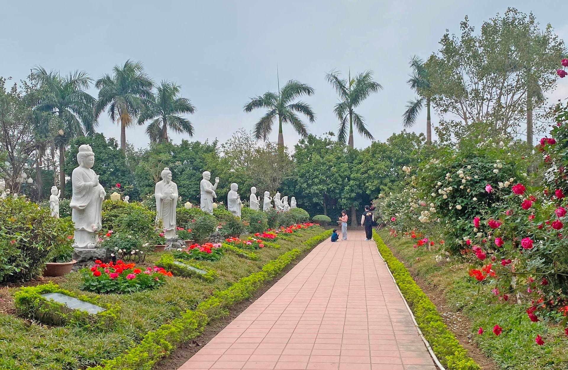 khong-gian-yen-tinh-thanh-binh-tai-khu-vuon-tuong-o-chua-bang-quan-hoang-mai-..jpg