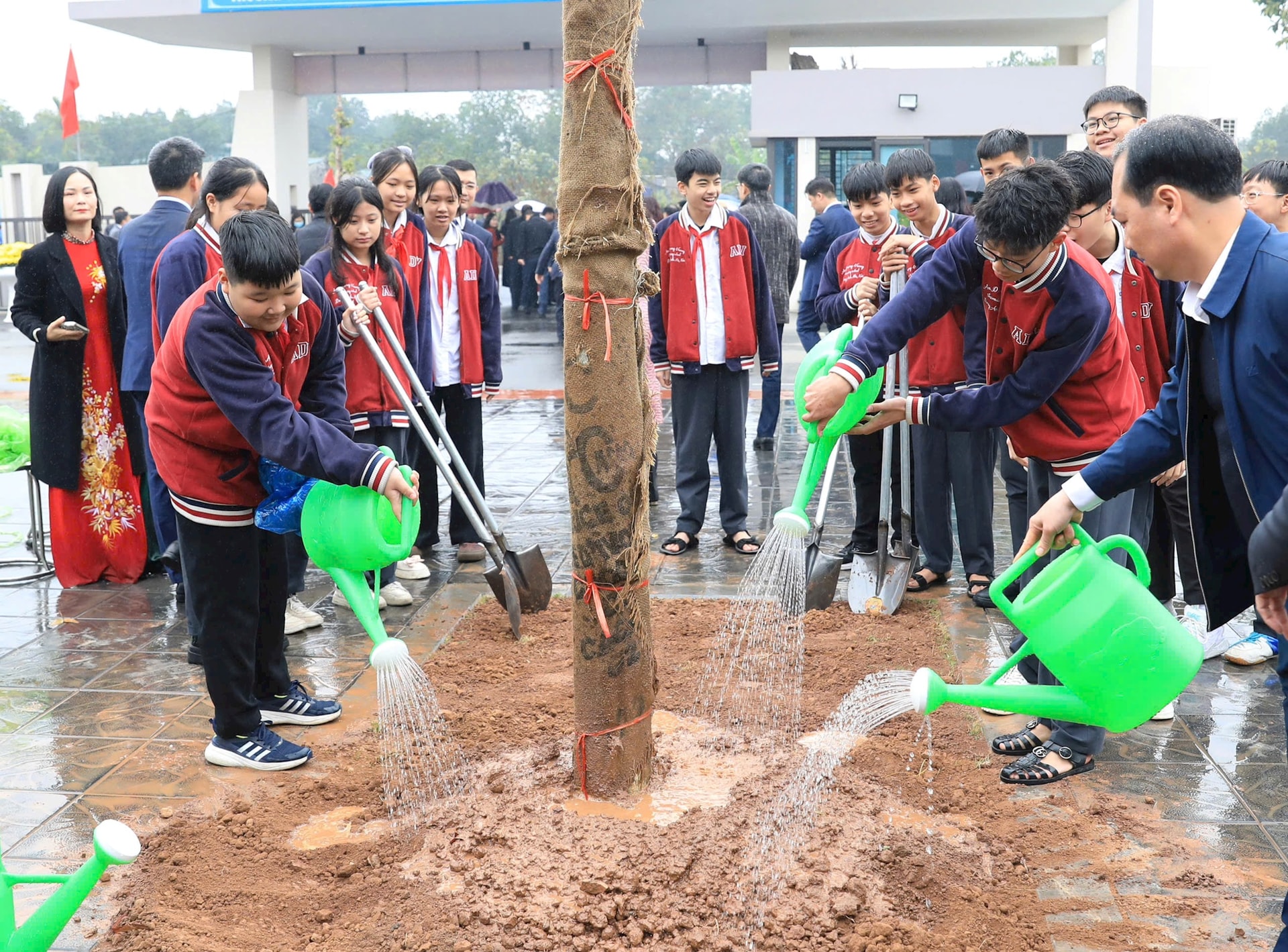 Các học sinh Trường THCS An Dương Vương tham gia trồng cây. Ảnh: Quang Thái