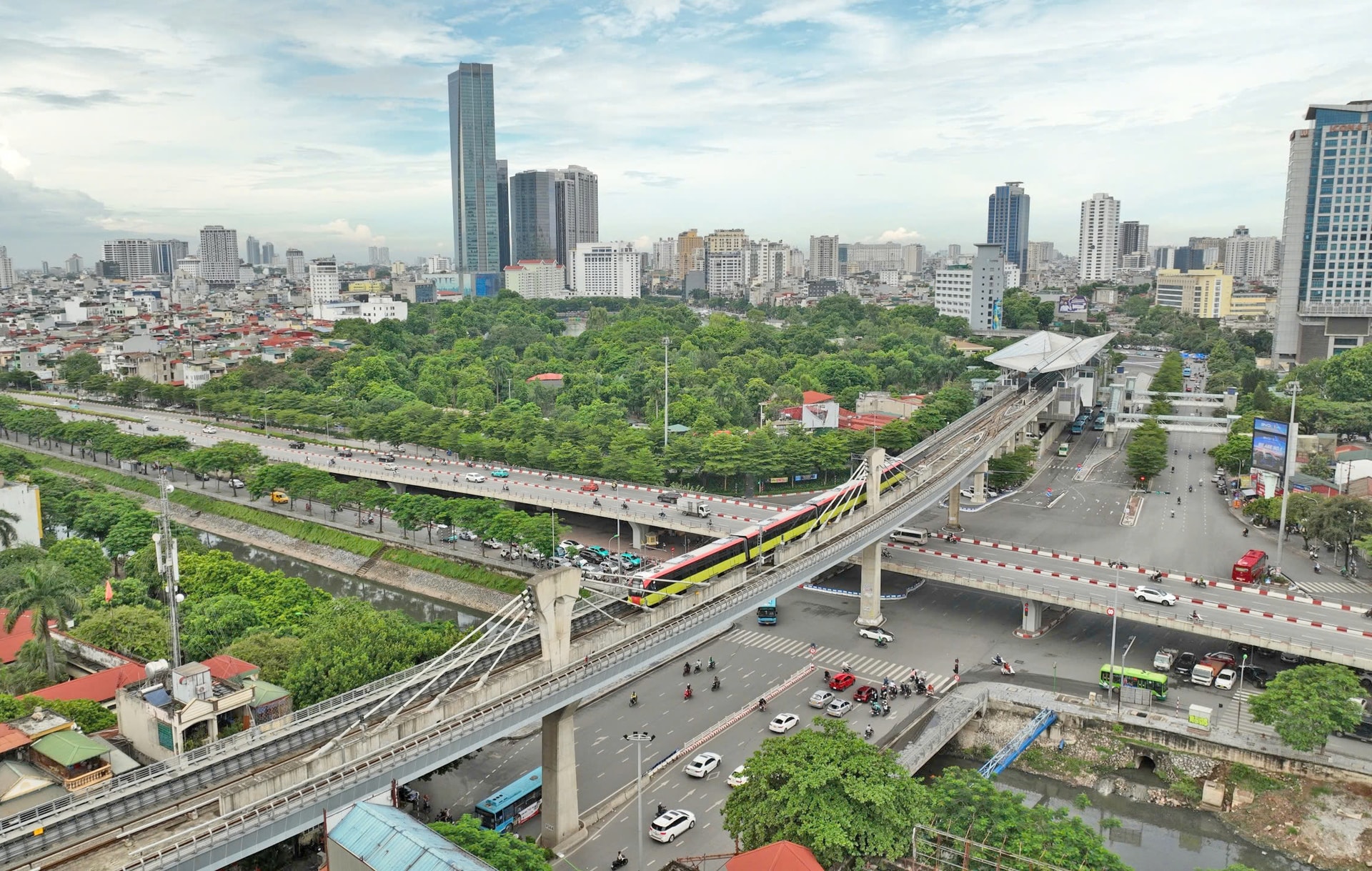 ap-de-cai-thien-chat-luong-moi-truong-cua-thu-do-ha-noi.-trong-anh-tuyen-duong-sat-do-thi-doan-nhon-cau-giay.-anh-quang-thai.jpg