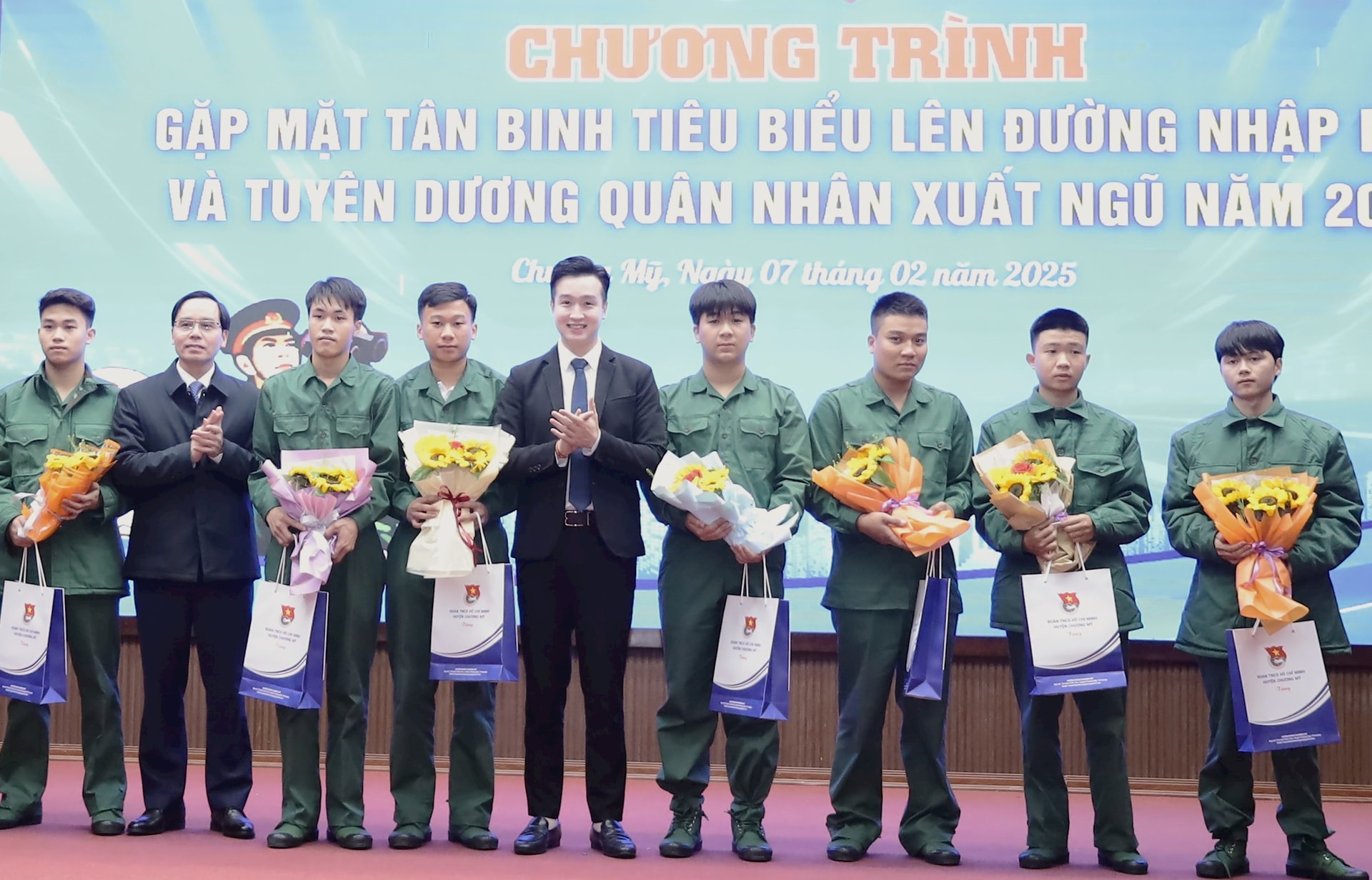 Huyện Chương Mỹ gặp mặt tân binh tiêu biểu trước ngày lên đường nhập ngũ. Ảnh: Kim Nhuệ