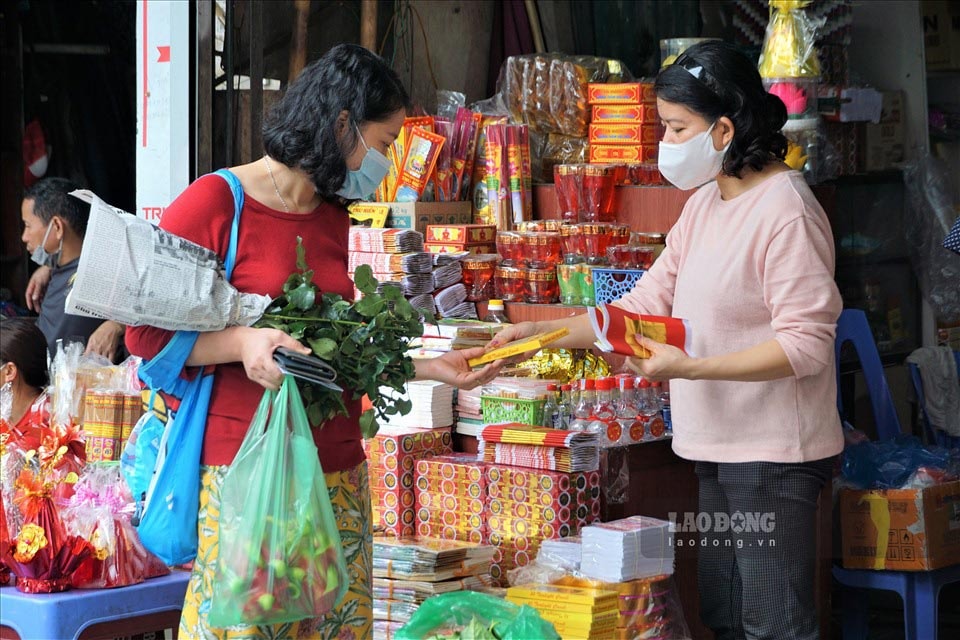 Theo quan niệm dân gian, người dân sẽ cúng rằm tháng Giêng tươm tất như cúng Tết Nguyên đán. Ảnh: Hoàng Vũ