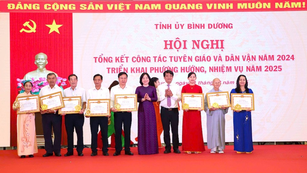 Lãnh đạo tỉnh trao Bằng khen cho các đơn vị có thành tích xuất sắc đạt Giải thưởng Dân vận khéo tỉnh Bình Dương (Ảnh: PV)