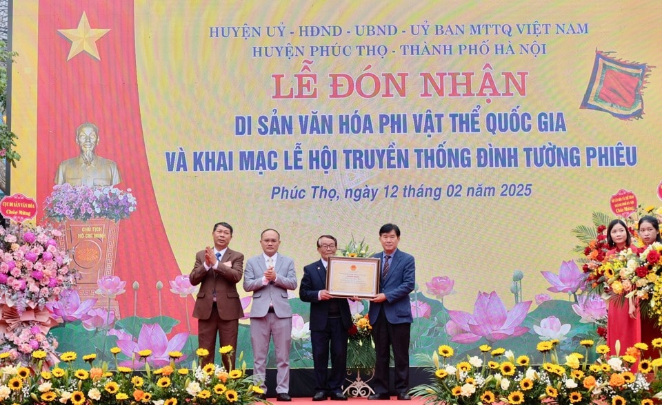 Đại diện Cục Di sản (Bộ Văn hóa, Thể thao và Du lịch) trao bằng Di sản Văn hóa phi vật thể Quốc gia cho đại điện chính quyền và nhân dân xã Tích Lộc. Ảnh: Nguyễn Mai