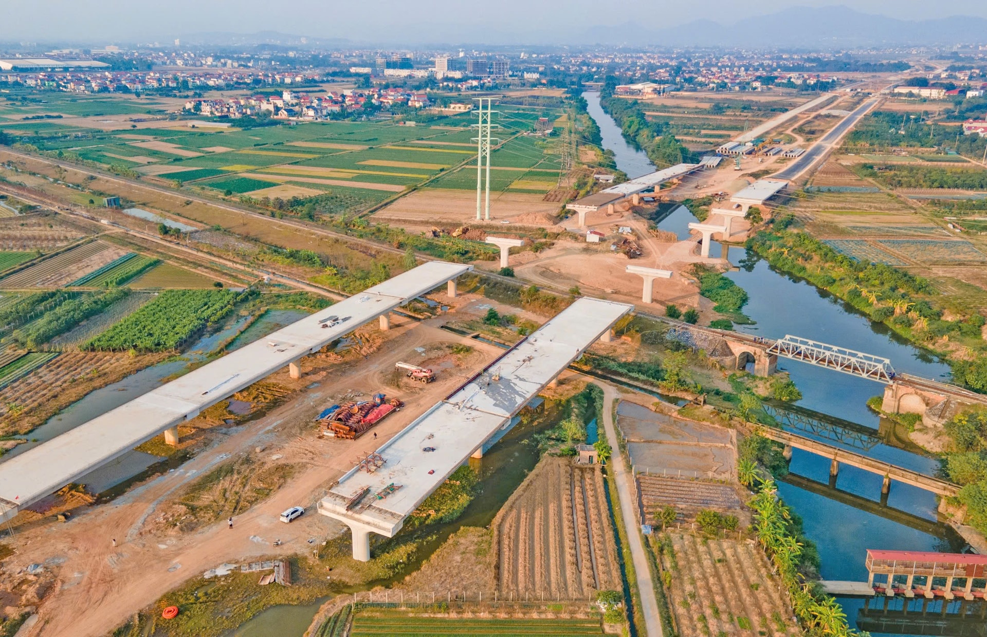 thi-cong-du-an-dau-tu-xay-dung-duong-vanh-dai-4-vung-thu-do-ha-noi-tai-huyen-me-linh.-anh-ta-hai.jpg