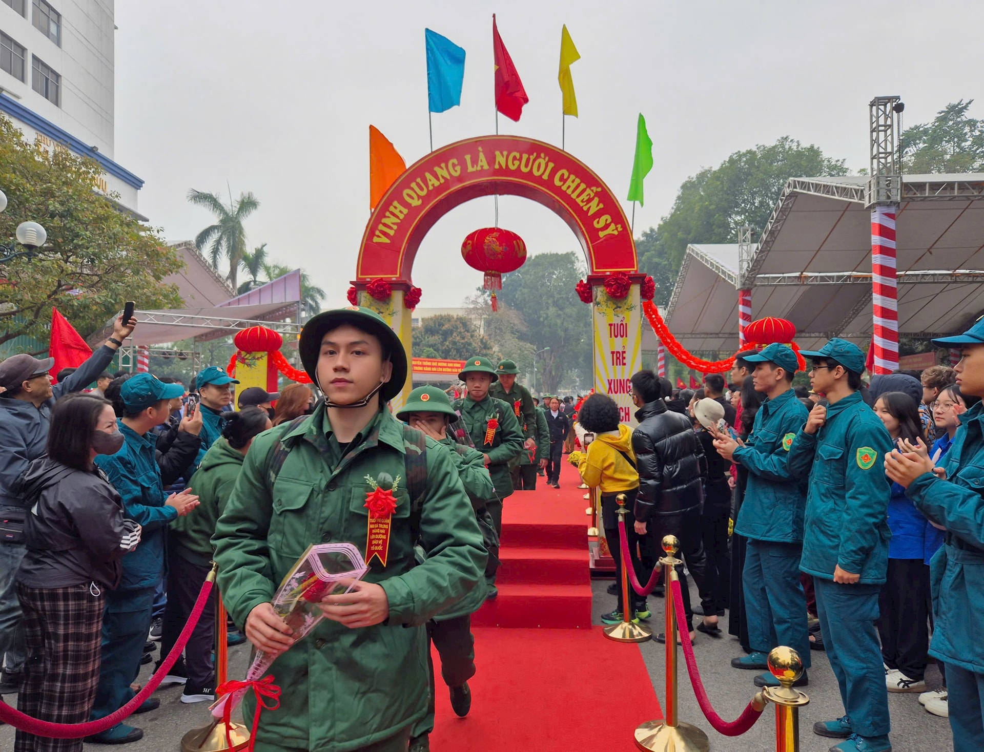 Tân binh đi qua cổng vinh quang lên đường nhập ngũ. Ảnh: H.T