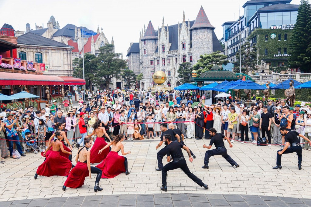Từ ngày 10/3 đến hết ngày 15/4, khu du lịch Sun World Ba Na Hills giảm tới hơn 60% giá vé cho người dân của 19 tỉnh miền Trung - Tây Nguyên