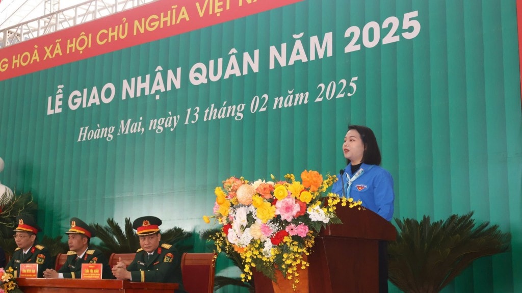 Bí thư Quận đoàn Hoàng Mai Nguyễn Quỳnh Trang phát biểu tại lễ giao quân