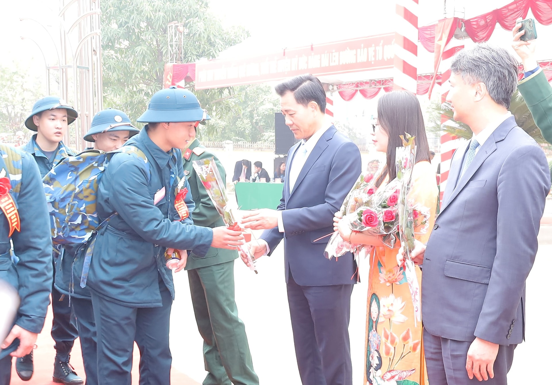 Đại diện lãnh đạo thành phố Hà Nội và lãnh đạo huyện Mỹ Đức tặng hoa, động viên tân binh lên đường nhập ngũ. Ảnh: Kim Nhuệ