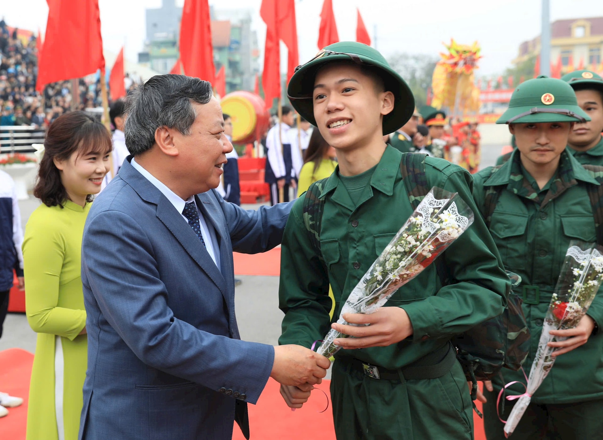 Phó Bí thư Thường trực Thành ủy Hà Nội Nguyễn Văn Phong tham dự và tặng hoa cho các tân binh. Ảnh: Quang Thái