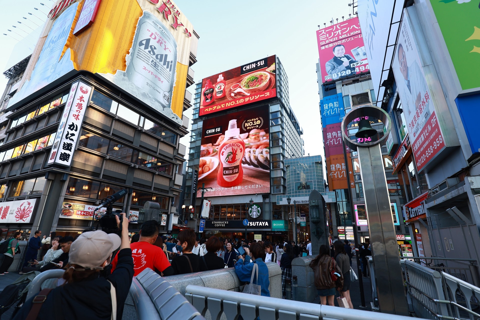 tuong-ot-chin-su-xuat-hien-hoanh-trang-tai-khu-pho-am-thuc-soi-dong-dotonbori-osaka-1-1-.jpg