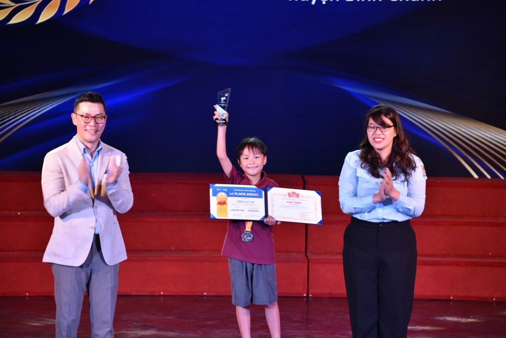 Ban tổ chức trao giải cho các em học sinh