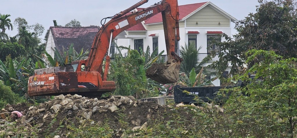 Ngang nhiên lấy chất thải để lấn bờ sông Vĩnh Điện Ngang nhiên lấy chất thải để lấn bờ sông Vĩnh Điện