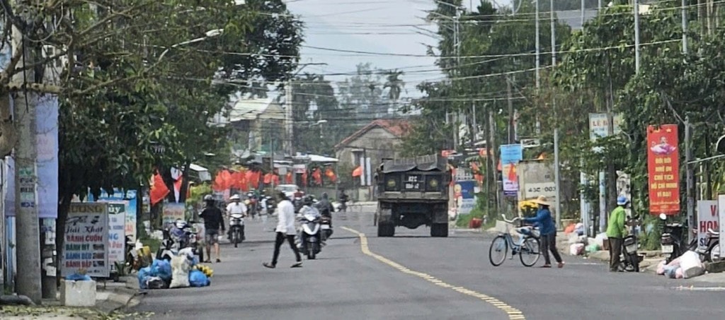 Ngang nhiên lấy chất thải để lấn bờ sông Vĩnh Điện Ngang nhiên lấy chất thải để lấn bờ sông Vĩnh Điện