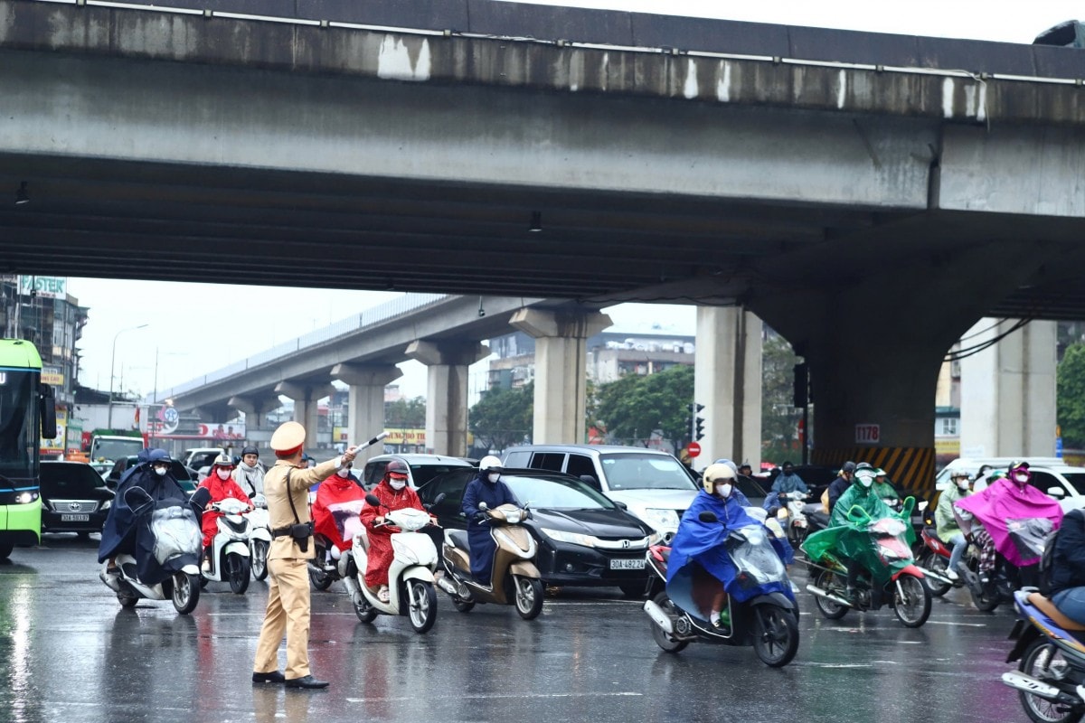 Bí mật ghi hình xử lý xe dừng, đỗ đón trả khách sai quy định