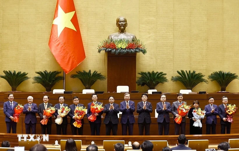 Tổng Bí thư Tô Lâm, Chủ tịch nước Lương Cường, Thủ tướng Phạm Minh Chính, Chủ tịch Quốc hội Trần Thanh Mẫn tặng hoa chúc mừng Phó Chủ tịch Quốc hội, Ủy viên Ủy ban Thường vụ Quốc hội, Chủ nhiệm một số Ủy ban của Quốc hội khóa XV; phê chuẩn đề nghị của Thủ tướng Chính phủ về việc bổ nhiệm Phó Thủ tướng Chính phủ và Bộ trưởng nhiệm kỳ 2021-2026. (Ảnh: Doãn Tấn/TTXVN)