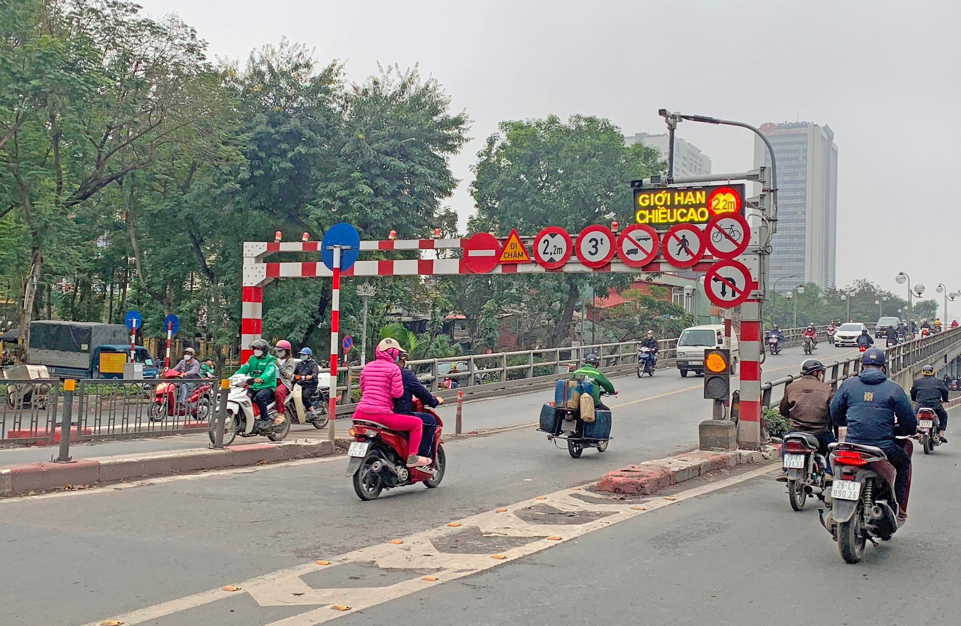 cau-vuot-nut-giao-tay-son-chua-boc-thai-ha-la-mot-trong-nhung-cau-vuot-dau-tien-duoc-trien-khai-tai-thanh-pho-ha-noi.-anh-tuan-khai.jpg