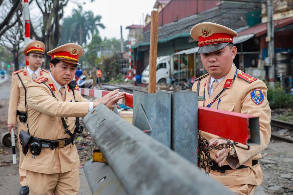 Lực lượng Cảnh sát giao thông Hà Nội kiểm tra rào chắn tại các lối đi tự mở Lực lượng Cảnh sát giao thông Hà Nội kiểm tra rào chắn tại các lối đi tự mở