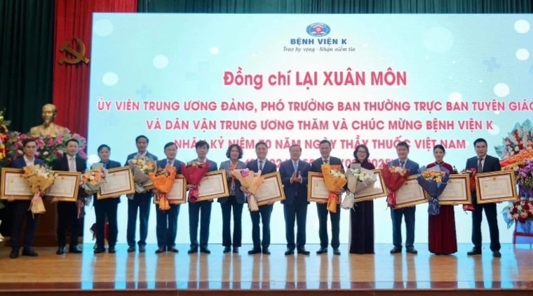 Đồng chí Lại Xuân Môn và đồng chí Nguyễn Thị Liên Hương trao tặng Danh hiệu Thầy thuốc ưu tú năm 2024 cho 12 bác si