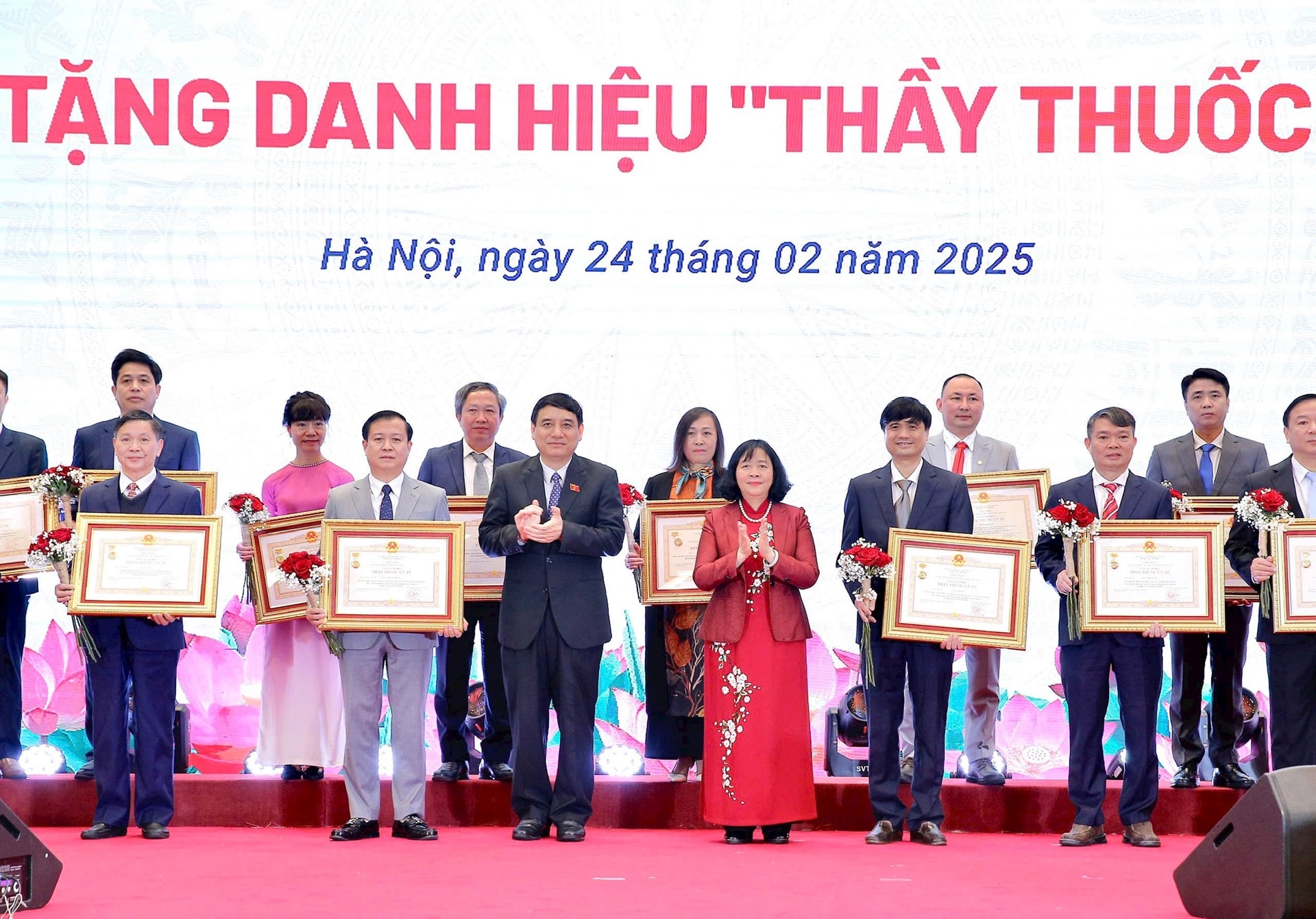 bi-thu-trao-danh-hieu-thay-thuoc-uu-tu.jpg