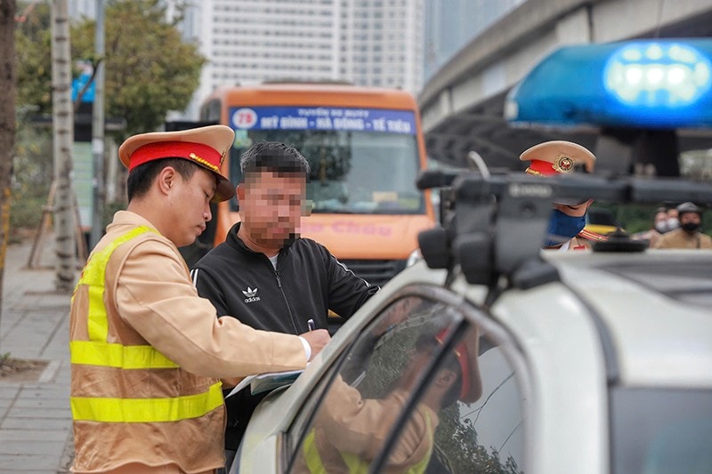 Tổ công tác Đội CSGT đường bộ số 6 kiểm tra, xử lý nhiều tài xế dừng đón khách sai quy định trên đường Phạm Hùng Tổ công tác Đội CSGT đường bộ số 6 kiểm tra, xử lý nhiều tài xế dừng đón khách sai quy định trên đường Phạm Hùng