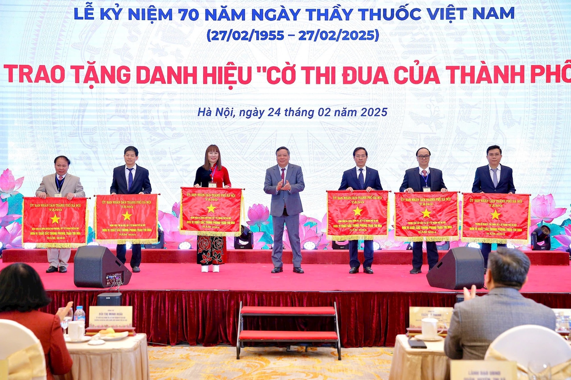 pho-bi-thu-phong-tang-co-thi-dua-anh-1.jpg