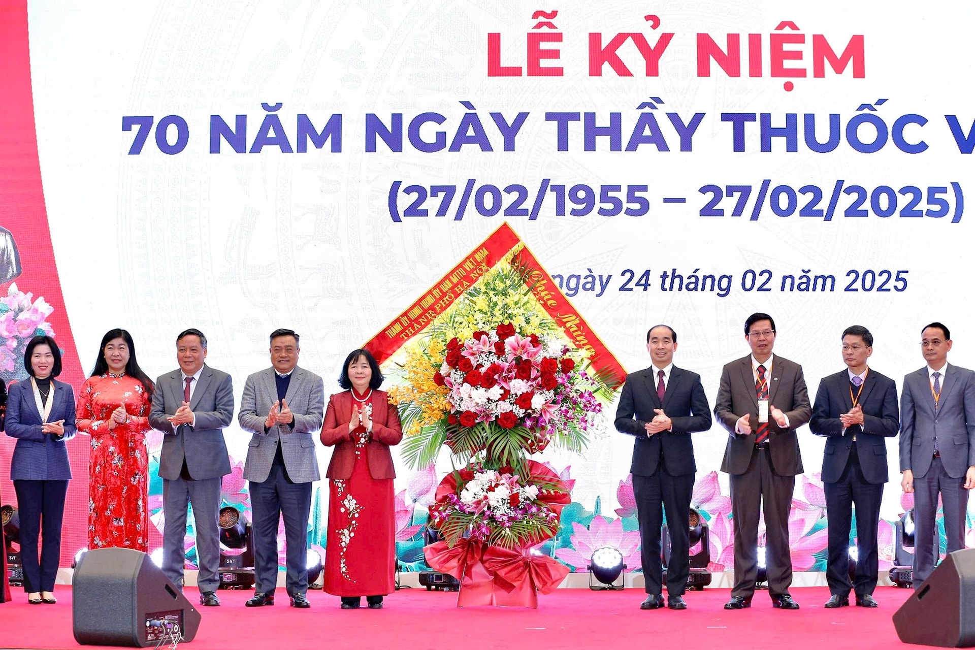 Thay mặt lãnh đạo thành phố Hà Nội, Bí thư Thành uỷ Hà Nội Bùi Thị Minh Hoài tặng hoa chúc mừng ngành Y tế Thủ đô. Ảnh: Viết Thành