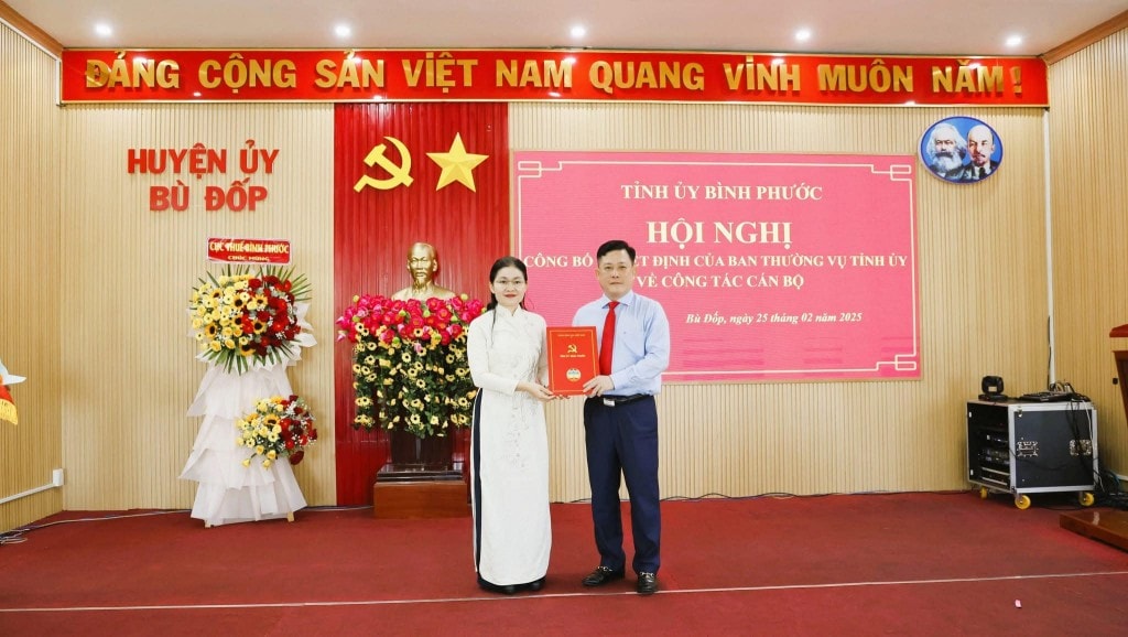 Ủy viên dự khuyết Trung ương Đảng, Bí thư Tỉnh ủy Tôn Ngọc Hạnh trao quyết định cho đồng chí Đặng Hà Giang (Ảnh: Như Tình)
