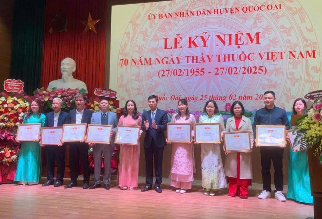 30 tập thể, cá nhân trong ngành Y tế huyện Quốc Oai được khen thưởng