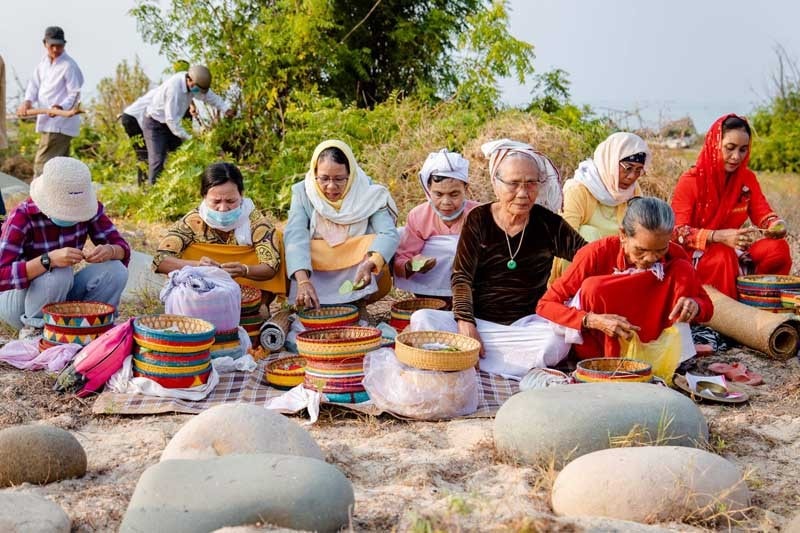 Trong dịp Tết này, đồng bào Chăm sẽ thực hiện các nghi lễ truyền thống để tưởng nhớ gia tiên, cầu mong một năm mới an lành, hạnh phúc và mùa màng bội thu.