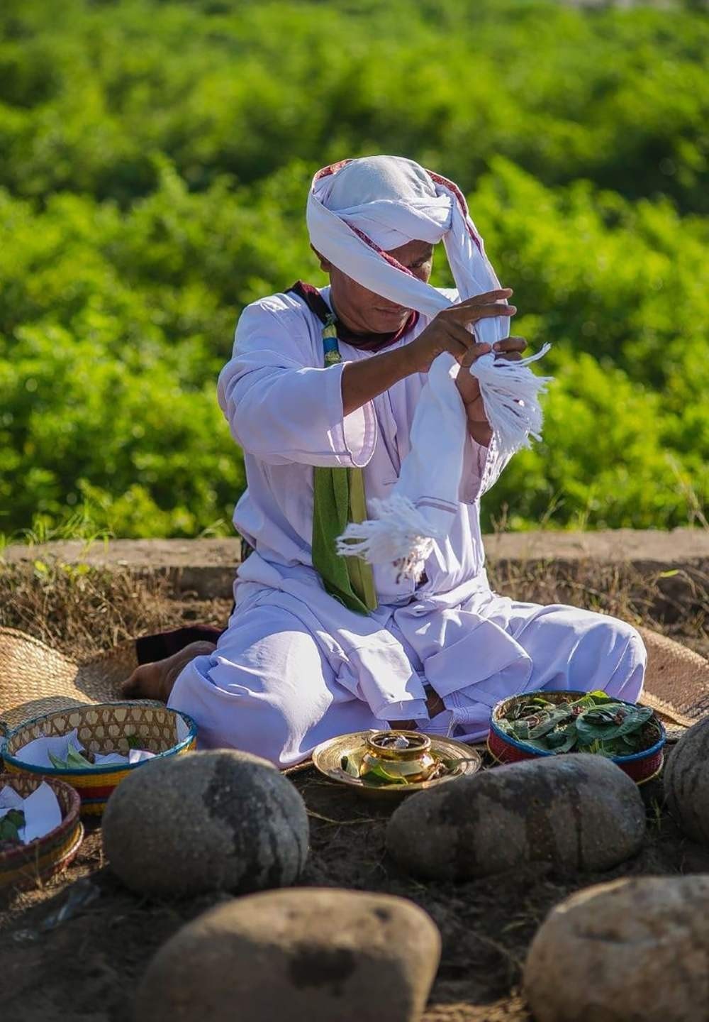 Chủ lễ đang đại diện cộng đồng người Chăm chuẩn bị nghi lễ tảo mộ (Ảnh: mia.vn)