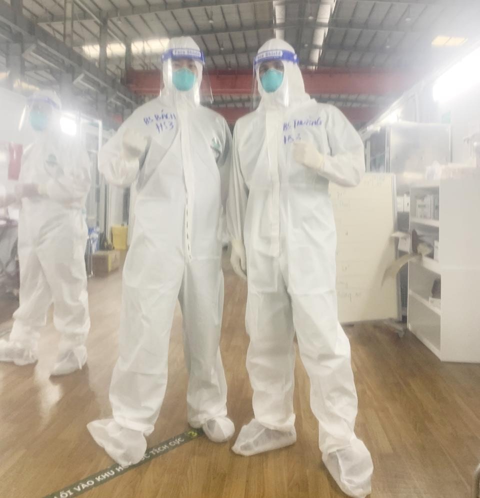 Bác sĩ Đỗ Doãn Bách (bên trái) trong những ngày điều trị bệnh nhân COVID-19 tại Bệnh viện Dã chiến số 16 (TP HCM)