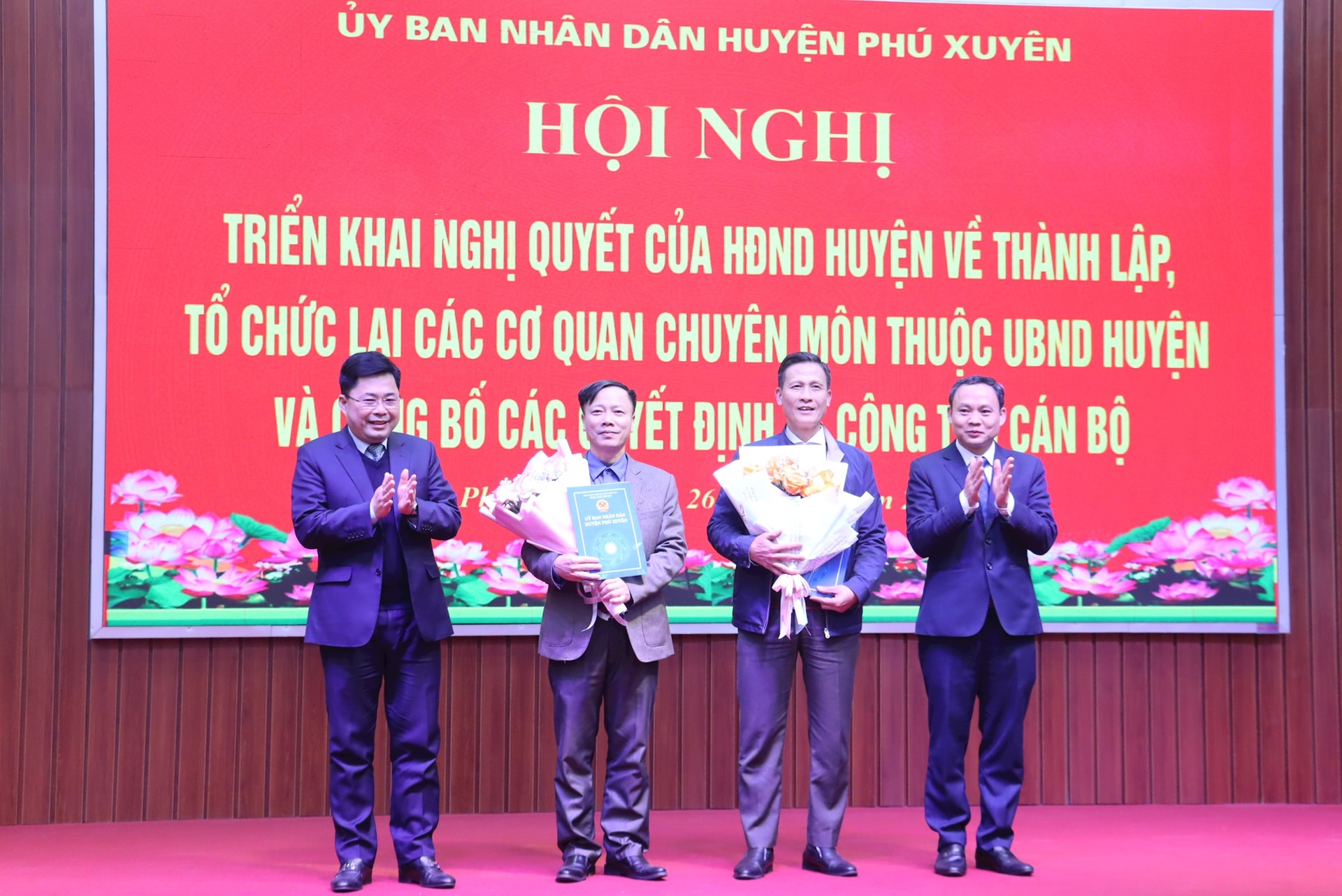 phu-xuyen-cong-bo-cong-tac-can-bo1.jpg