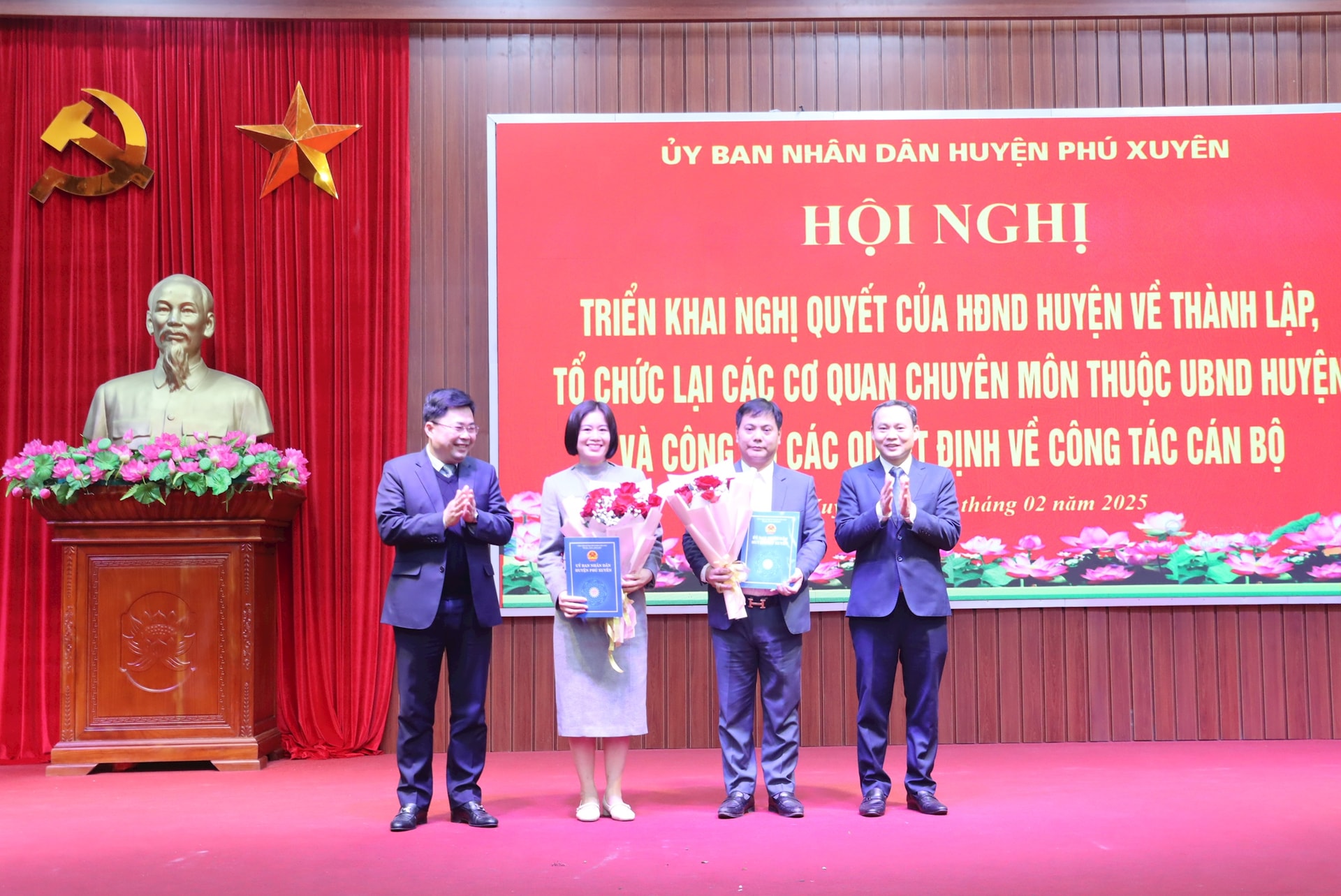 phu-xuyen-cong-bo-cong-tac-can-bo3.jpg