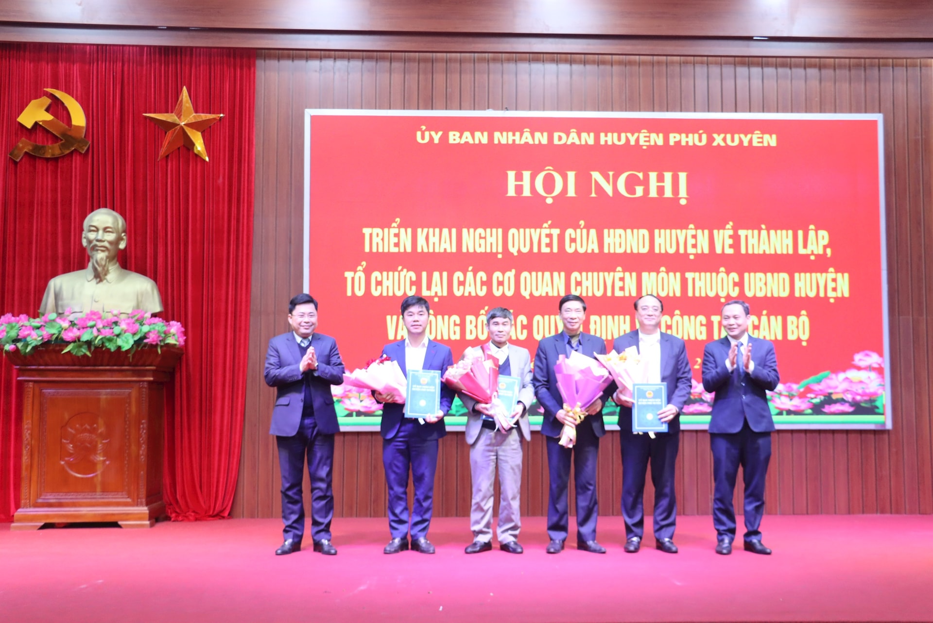 phu-xuyen-cong-bo-cong-tac-can-bo6.jpg