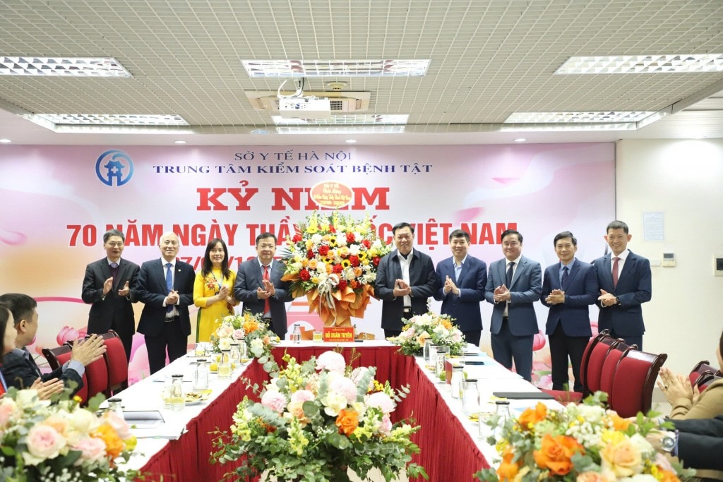 Thứ trưởng Bộ Y tế Đỗ Xuân Tuyên tặng hoa và quà cho tập thể y, bác sĩ CDC Hà Nội.