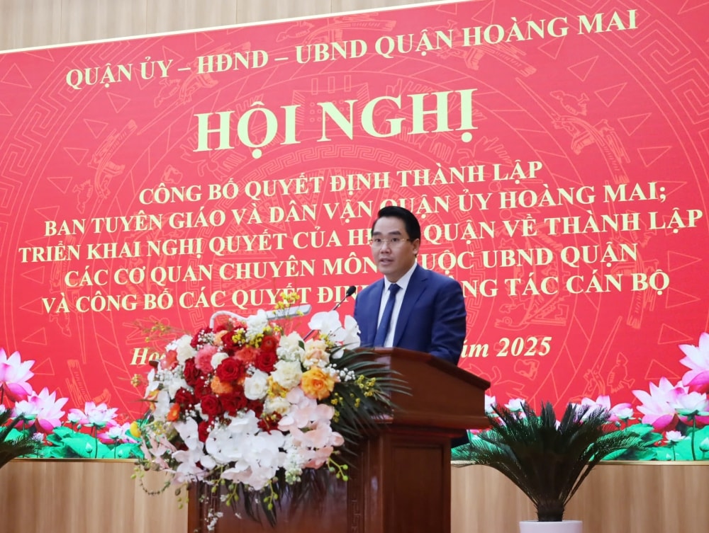 Đồng chí Đức - Trưởng phòng Kinh tế thay mặt cán bộ được bổ nhiệm phát biểu tại hội nghị
