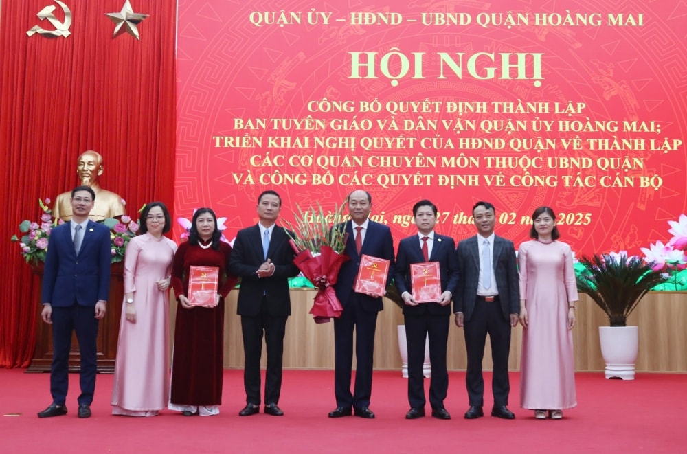 Bí thư Quận uỷ Hoàng Mai Nguyễn Xuân Linh trao quyết định thành lập Ban Tuyên giáo và Dân vận Quận uỷ. Đồng chí Nguyễn Tuấn Anh là Trưởng ban Tuyên giáo và Dân vận Quận uỷ Hoàng Mai