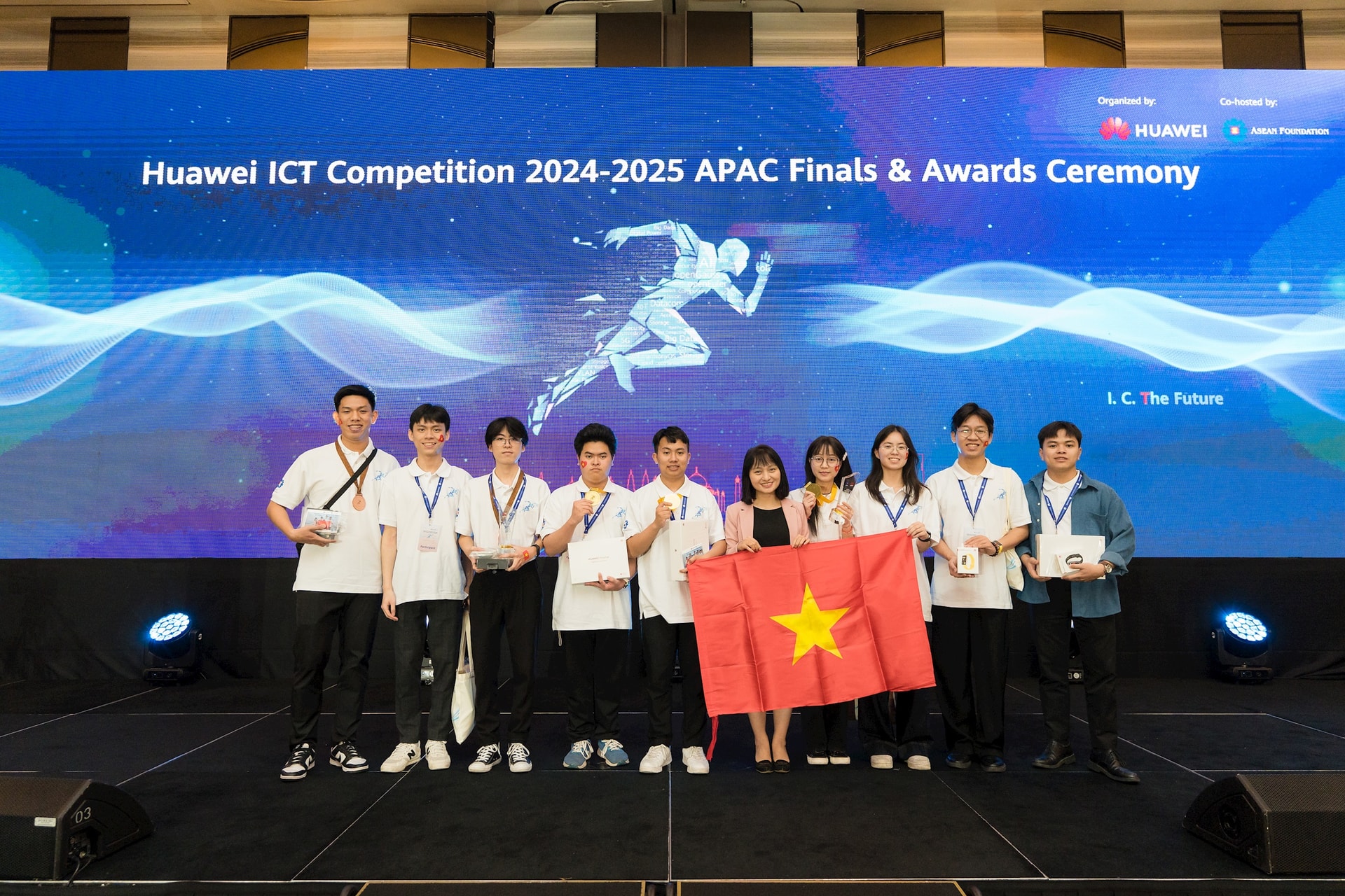 1.-doi-viet-nam-dai-thang-voi-3-giai-thuong-tai-vong-thi-khu-vuc-cuoc-thi-huawei-ict-competition-2024-2025-tai-malaysia.jpg