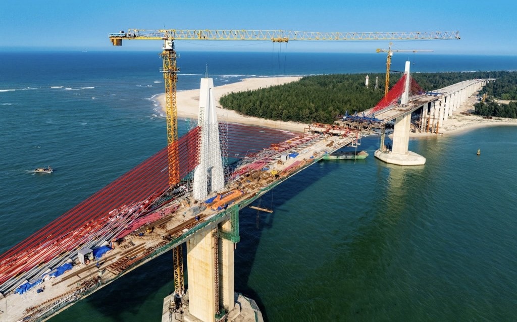 Cầu vượt biển dài nhất miền Trung sẽ hợp long ngày 30/4 tới (Ảnh hue.gov) Cầu vượt biển dài nhất miền Trung sẽ hợp long ngày 30/4 tới (Ảnh hue.gov)