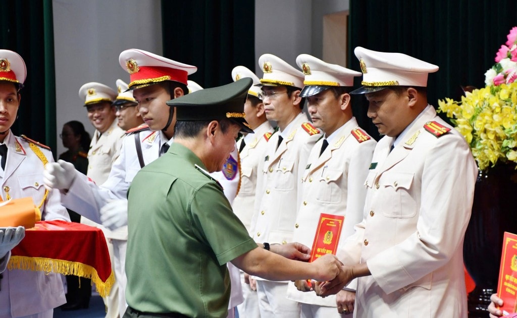 Thiếu tướng Nguyễn Hữu Hợp – Giám đốc Công an tỉnh trao quyết định và tặng hoa chúc mừng các đồng chí lãnh đạo Công an cấp phòng, cấp huyện được điều động đến nhận vị trí công tác mới