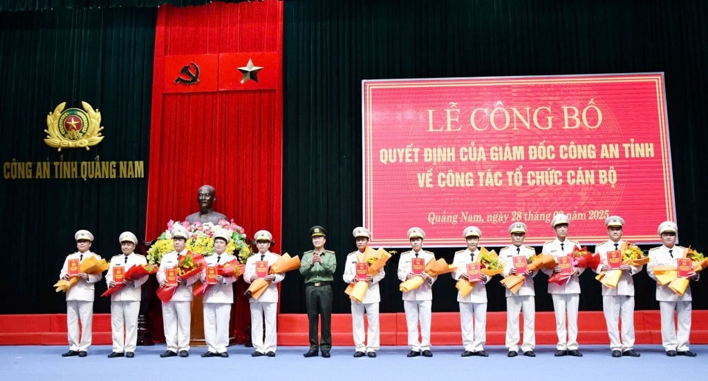 Đại tá Nguyễn Thành Long – Phó Giám đốc Công an tỉnh trao quyết định và tặng hoa chúc mừng các đồng chí lãnh đạo được điều động đến nhận vị trí công tác mới.