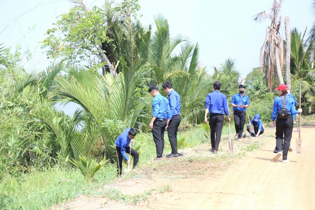 Các Đoàn viên, thanh niên tham gia dọn vệ sinh trong chuỗi hoạt động Tháng thanh niên sáng nay tại Long An