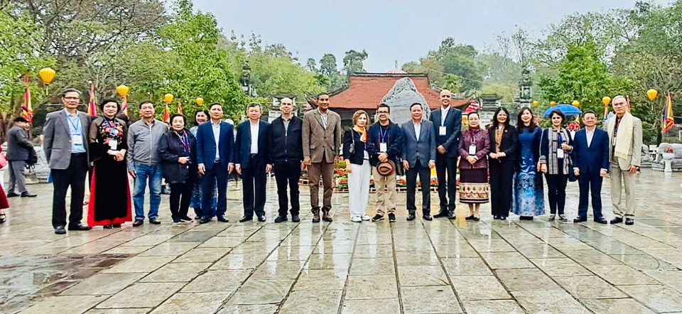 Phó Bí thư Thường trực Thành ủy Hà Nội Nguyễn Văn Phong và các đại biểu tại Chương trình Du xuân Hữu nghị. Ảnh: Hoài Nam