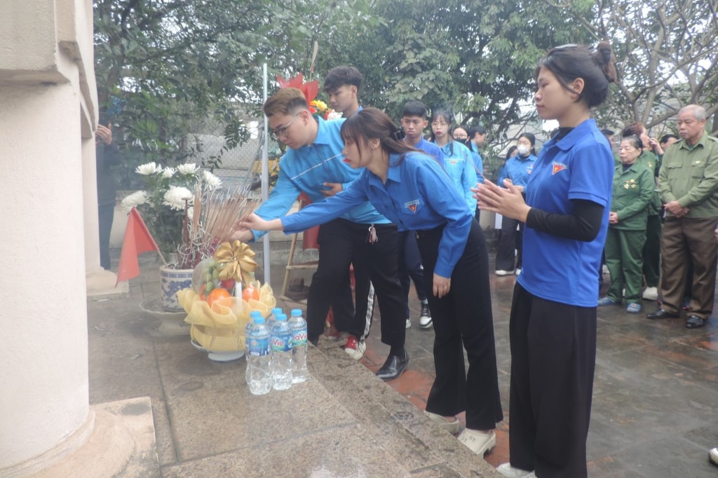 Đoàn viên, thanh niên quận Hoàng Mai thắp hương tưởng nhớ các anh hùng, liệt sĩ